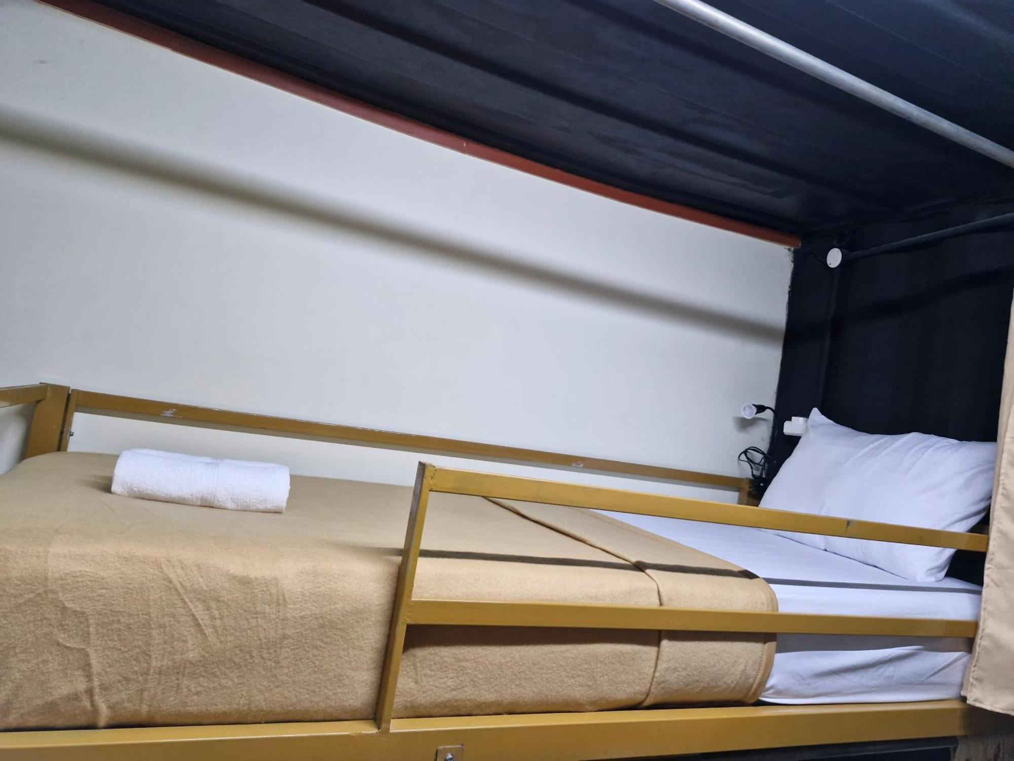 Karcof Container Hostel Senggigi Exteriör bild