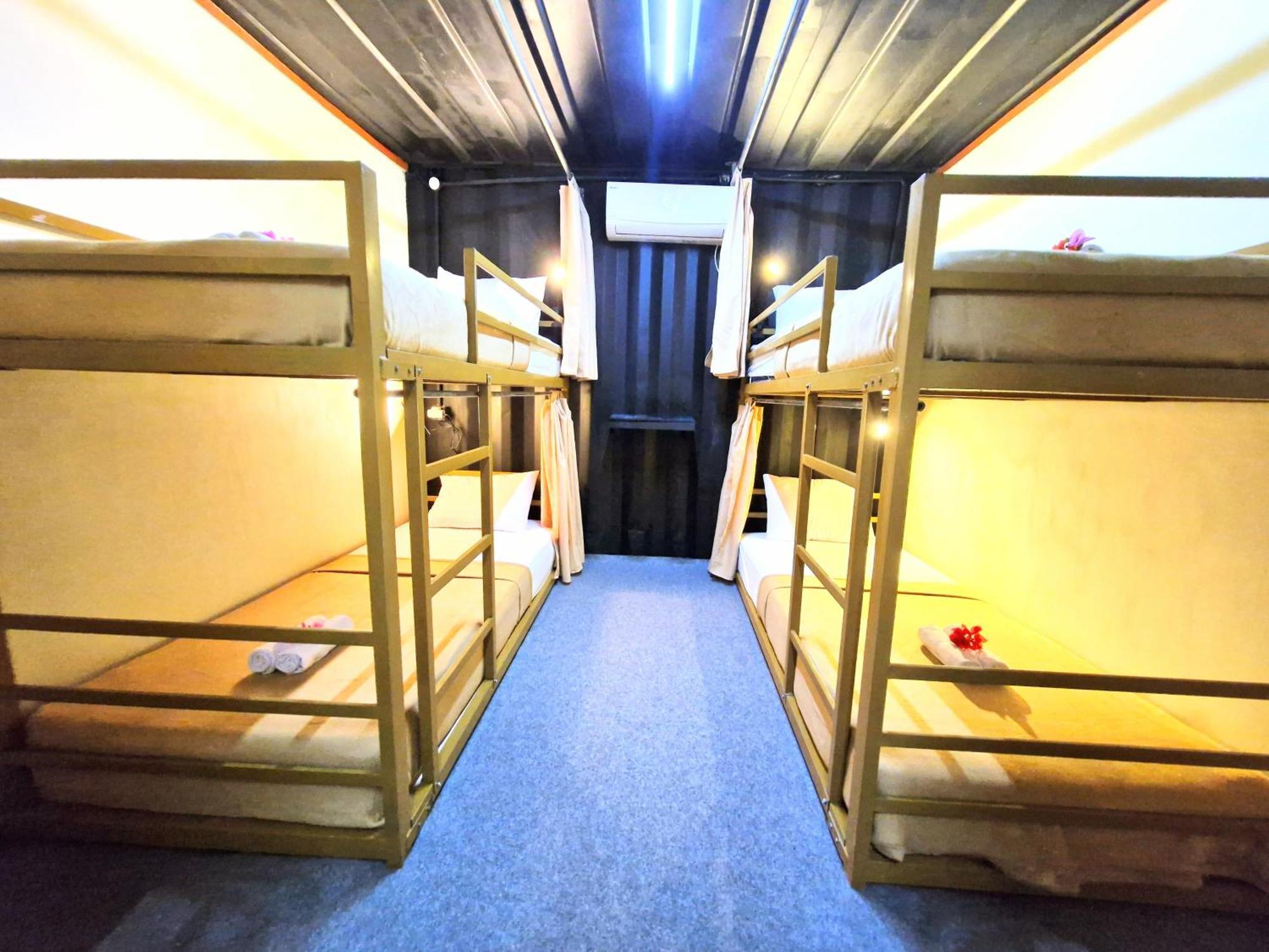 Karcof Container Hostel Senggigi Exteriör bild