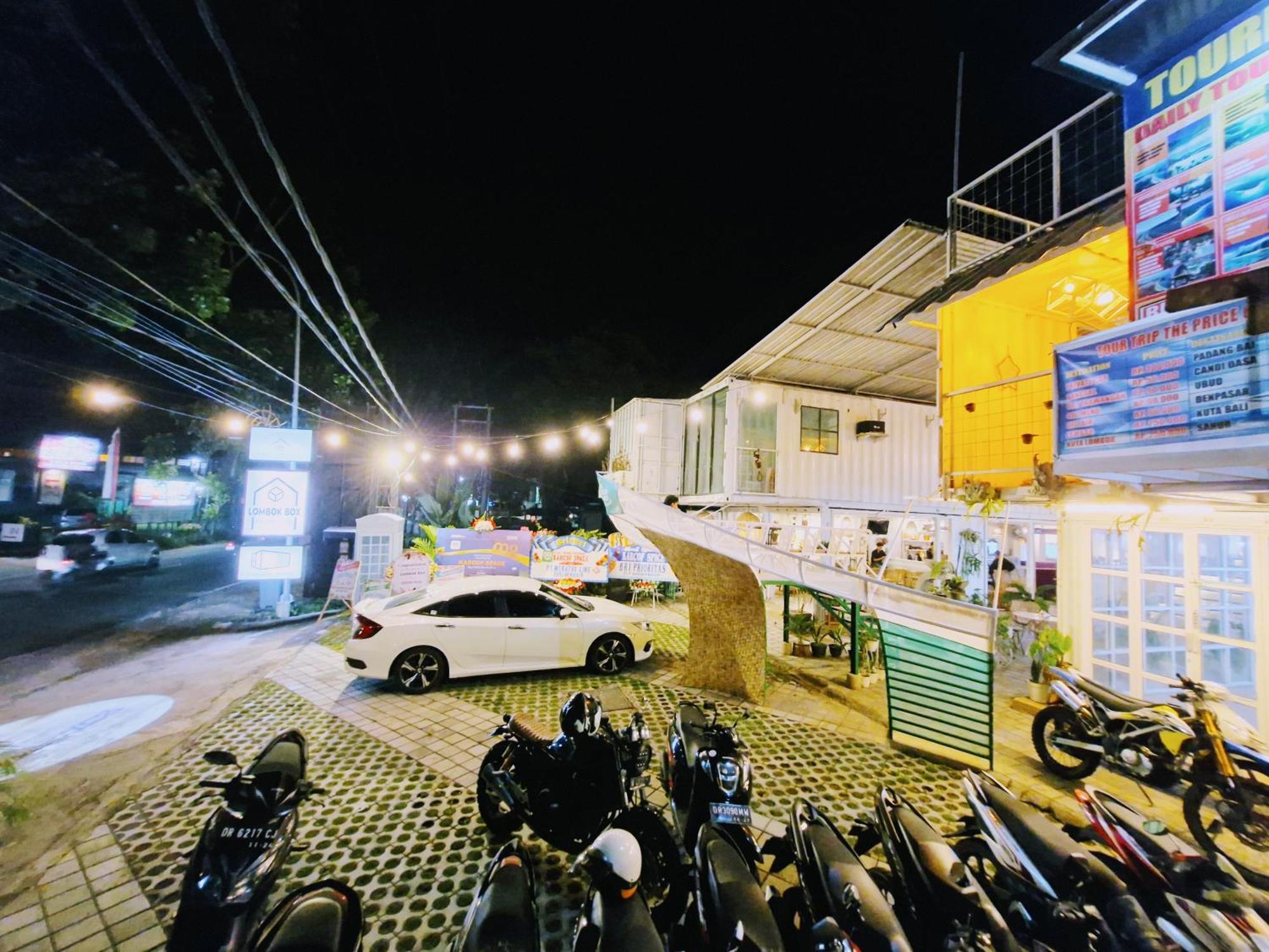 Karcof Container Hostel Senggigi Exteriör bild